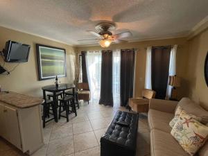 Televisyen dan/atau pusat hiburan di Beach Happy!-Nice ocean view Hilton Head Villa