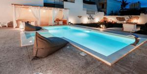 uma piscina no meio de uma casa em L’Arte di Vittorio Bed and Breakfast em Racale