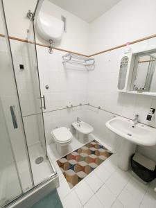 y baño con aseo, lavabo y ducha. en Astri Apartment, en Roma
