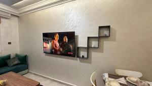 een woonkamer met een flatscreen-tv aan de muur bij Lapatchi appart in Agadir +6 foto's