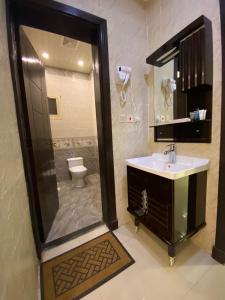 La salle de bains est pourvue d'un lavabo, d'une douche et de toilettes. dans l'établissement Viola desert, à Al-Ula