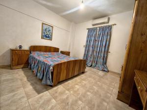 a bedroom with a bed and a window at شاليه قرية المنال ٢ in Ain Sokhna