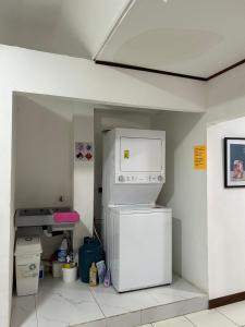una cucina con frigorifero e forno a microonde di Sabana Green House a Hatillo