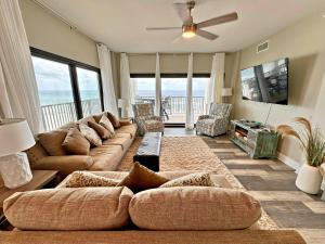sala de estar con sofá y mesa en The Palms 611, en Orange Beach