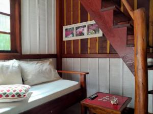 瓜德丁堡的住宿－Recanto das Bromélias Chalés，一间小卧室,配有一张床和一张桌子