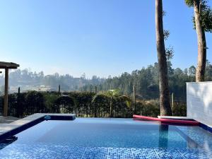 a swimming pool with a view of a forest at Finca Oriente Antioqueño -A 40 minutos de Medellín in San Vicente
