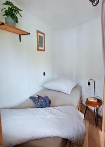 Postel nebo postele na pokoji v ubytování Ferienwohnung Waldblick