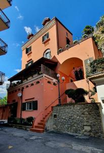 un bâtiment avec un escalier en face de celui-ci dans l'établissement La Maison Rose, à Maiori