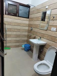 een badkamer met een toilet en een wastafel bij Galaxy Inn Homestay in Banikhet