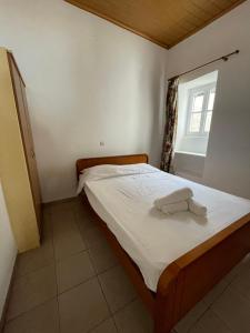 1 dormitorio con 1 cama con 2 toallas en KROISSOS en Galissas