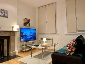 a living room with a tv and a fireplace at One-bed flat Central London Payment required STRAIGHT away The host will message you after you've made a reservation in London