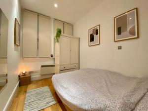One-bed flat Central London Payment required STRAIGHT away The host will message you after you've made a reservation 객실 침대
