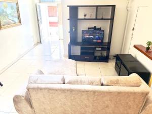 un soggiorno con divano e TV di Apartamento Amoblado y Cómodo a Valledupar