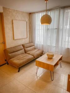 a living room with a couch and a table at Madrigal Luxury Loft M01 in Florencia