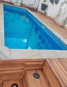 una gran piscina con suelo de madera en Club Suites - Aeroporto Congonhas, en São Paulo