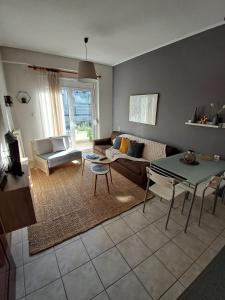 een woonkamer met een bank en een tafel bij M home place in Palio Limani