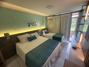 een hotelkamer met 2 bedden en een raam bij Gran Lençois Resort in Barreirinhas