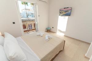 Un pat sau paturi într-o cameră la Island Life Apartment