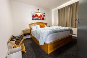 a bedroom with a bed and a window at Epiphany homes - 4 bedroom house in Norwich - Contractor friendly - close to airport and hospital in Norwich