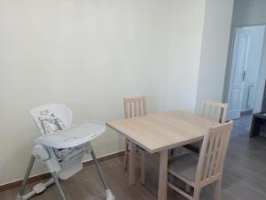 een eetkamer met een tafel en een stoel en een tafel en een stoel bij Thaly 5/1 in Debrecen +6 foto's