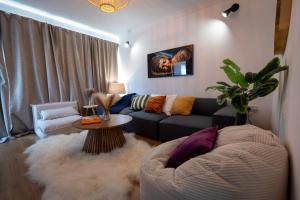 a living room with a couch and a table at Epiphany homes - 4 bedroom house in Norwich - Contractor friendly - close to airport and hospital in Norwich