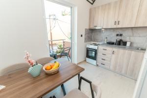 O bucătărie sau chicinetă la Island Life Apartment