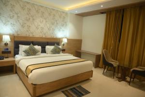 um quarto de hotel com uma cama e uma secretária em Hotel The Plateau em Ranchi
