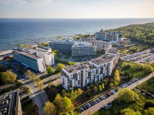widok z powietrza na budynki przed oceanem w obiekcie 3L Apartments Olympic Park w Kołobrzegu