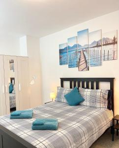 - une chambre avec un lit doté d'oreillers bleus dans l'établissement Camino del Charco, à Arrecife