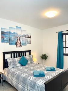 - une chambre avec un grand lit et des oreillers bleus dans l'établissement Camino del Charco, à Arrecife