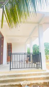 Kihansa Villa في كالوتارا: شرفة منزل مع سور أسود