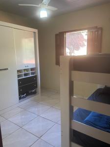 1 dormitorio con litera y ventana en Casa de campo, en Presidente Soares