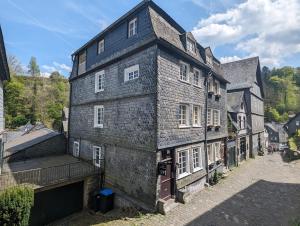 een oud gebouw in een middeleeuwse stad bij Residenz Vier Jahreszeiten Monschau in Monschau