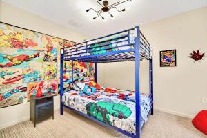 1 Schlafzimmer mit 2 Etagenbetten und einem Wandbild eines Superhelden in der Unterkunft Near Disney - Spacious 3BR Condo with Pool & Hot Tub! in Orlando