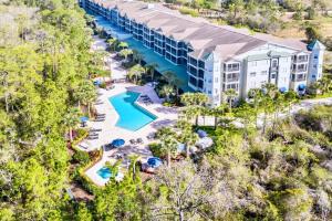 uma vista aérea de um resort com uma piscina em Near Disney - Spacious 3BR Condo with Pool & Hot Tub! em Orlando
