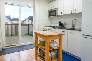 A cozinha ou cozinha compacta de Multi-level Townhome Steps from Christie Pits Park