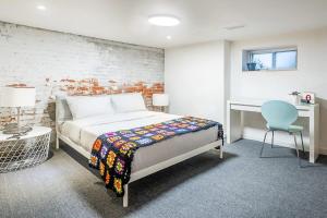 Cama ou camas em um quarto em Multi-level Townhome Steps from Christie Pits Park