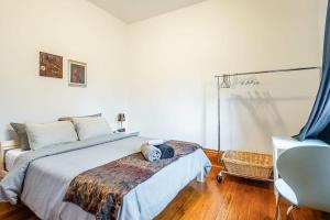 Ein Bett oder Betten in einem Zimmer der Unterkunft Multi-level Townhome Steps from Christie Pits Park