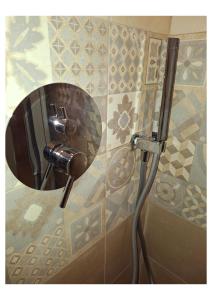 bagno con doccia e specchio a parete di Villa Carrieri a Marina di Lizzano