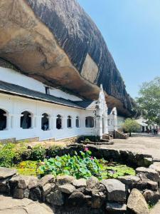 Kihansa Villa في كالوتارا: مبنى به حديقة ازهار امام جبل