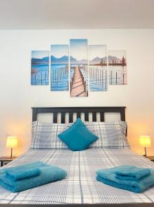 - une chambre avec un lit et des oreillers bleus dans l'établissement Camino del Charco, à Arrecife