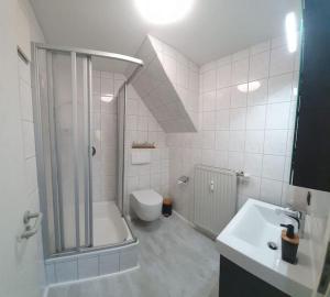 Koupelna v ubytování Ferienwohnung Merle in Winterberg-Altastenberg + 13 fotografií