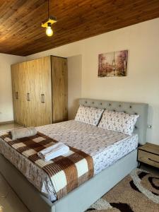 A bed or beds in a room at Villa Zefi Rrenc