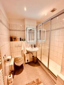 uma casa de banho com um chuveiro, um WC e um lavatório. em 2-Zimmer Wohnung in Bremen-Vahr em Bremen