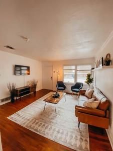 Χώρος καθιστικού στο The Burrow-Cozy 3 BDRM HM - Free Parking