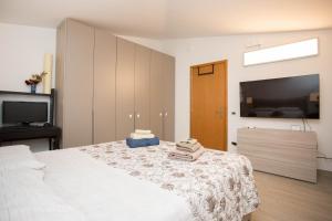 a bedroom with a bed with towels on it at Casa di Marco e Kaila in Tavullia