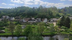 z góry widok na wioskę z domami i rzeką w obiekcie Le Panorama w La-Roche-en-Ardenne