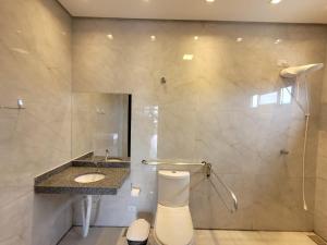 La salle de bains est pourvue de toilettes, d'un lavabo et d'une douche. dans l'établissement Bee Cool Hostel, à Palmas