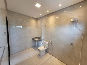 ein Badezimmer mit Toilette und Dusche in der Unterkunft Bee Cool Hostel in Palmas + 25 Fotos