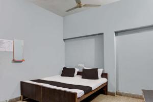 Een bed of bedden in een kamer bij SPOT ON SKY BLUE HOTEL-2